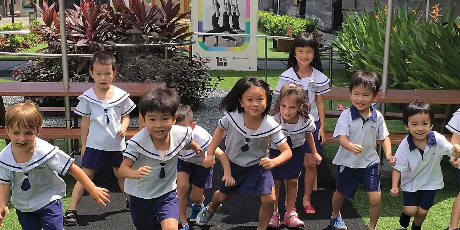 Pegasus 国际幼儿园的幼儿园孩子们在户外一起玩耍
